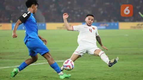 Timnas Indonesia - STY dikelilingi bintang naturalisasi (Bola.com/Adreanus Titus)