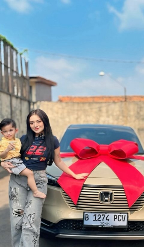 Balik Nge-DJ, 8 Foto Nathalie Holshcer Beli Mobil Baru Buat Adzam dan Jadwal Manggungnya Padat