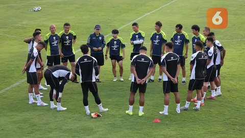 Timnas Indonesia - Rafael Struick, Ragnar Oratmangoen, Malik Risaldi, Dimas Drajad, belakangnya Shin Tae-yong (Bola.com/Adreanus Titus)