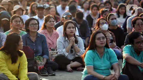 FOTO: Tak Bisa Masuk GBK, Umat Katolik Tetap Khidmat Ikuti Misa Suci Paus Fransiskus Meski Lewat Layar Lebar