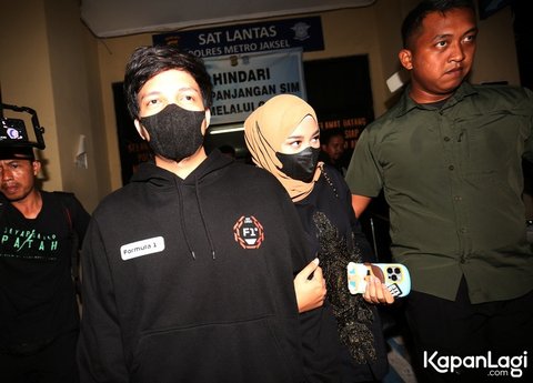 Potret Atta Halilintar Gandeng Aurel Hermansyah Laporkan Akun yang Buat Berita Hoax Soal Nikah Siri dengan Ria Ricis