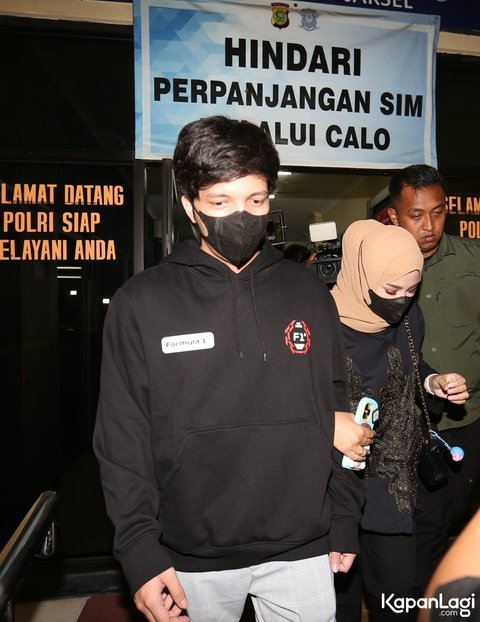 Potret Atta Halilintar Gandeng Aurel Hermansyah Laporkan Akun yang Buat Berita Hoax Soal Nikah Siri dengan Ria Ricis