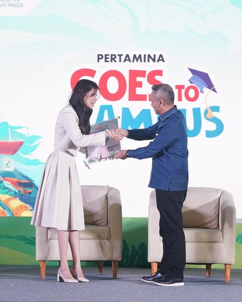 Potret Cantik Sabrina Chairunnisa Jadi Pembicara di UGM, Bertemu dengan Adik Didiknya