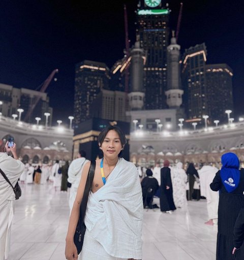 8 Potret Fajar Sad Boy Jalani Ibadah Umrah, Tak Kuasa Menahan Tangis