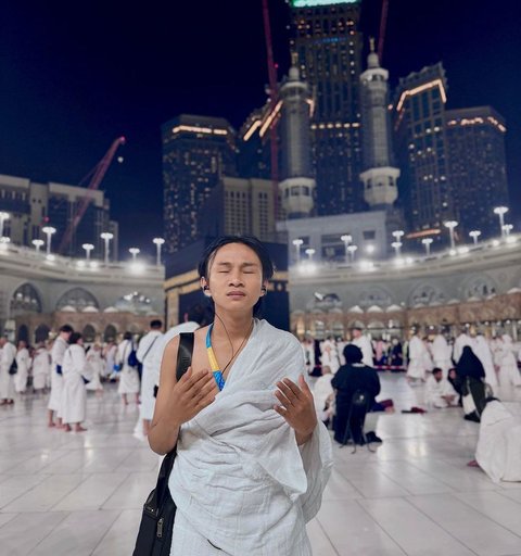 8 Potret Fajar Sad Boy Jalani Ibadah Umrah, Tak Kuasa Menahan Tangis