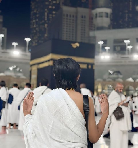 8 Potret Fajar Sad Boy Jalani Ibadah Umrah, Tak Kuasa Menahan Tangis