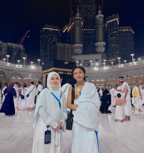 8 Potret Fajar Sad Boy Jalani Ibadah Umrah, Tak Kuasa Menahan Tangis