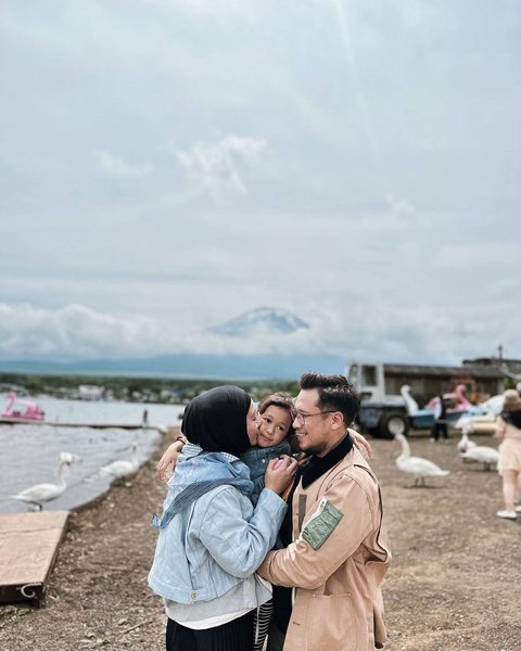 8 Potret Dian Pelangi Berlibur ke Jepang Bersama Suami dan Anak, Gaya Hijabnya Menjadi Sorotan