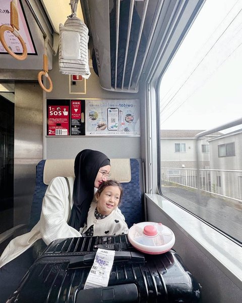 8 Potret Dian Pelangi Berlibur ke Jepang Bersama Suami dan Anak, Gaya Hijabnya Menjadi Sorotan