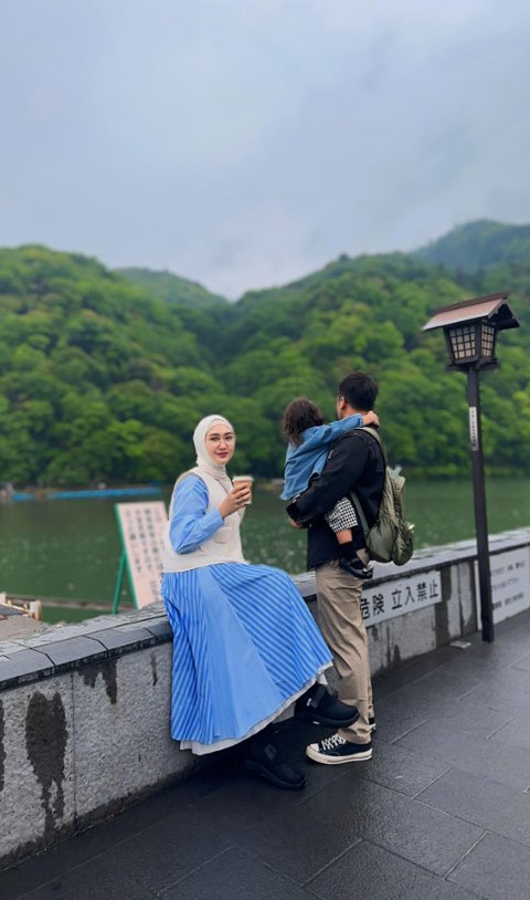 8 Potret Dian Pelangi Berlibur ke Jepang Bersama Suami dan Anak, Gaya Hijabnya Menjadi Sorotan