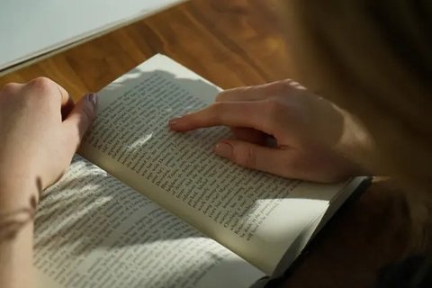 Ilustrasi membaca koran, berita. (Photo by bruce mars on Unsplash)