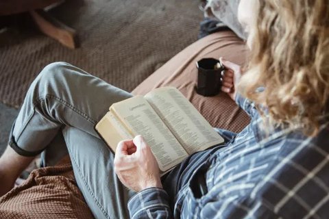 Ilustrasi membaca koran, berita. (Photo by bruce mars on Unsplash)