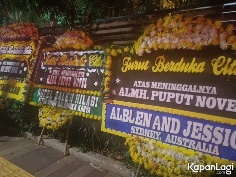 Potret Suasana di Rumah Duka Puput Novel, Meninggal di Usia 50 Tahun & Karangan Bunga Terus Berdatangan