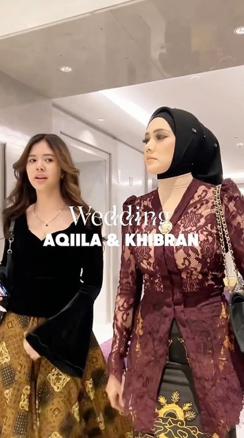 Foto Safeea Menemani Mulan Jameela di Acara Pernikahan, Mengenakan Rok Batik yang Indah dan Tak Kalah Menarik dari Ibunya