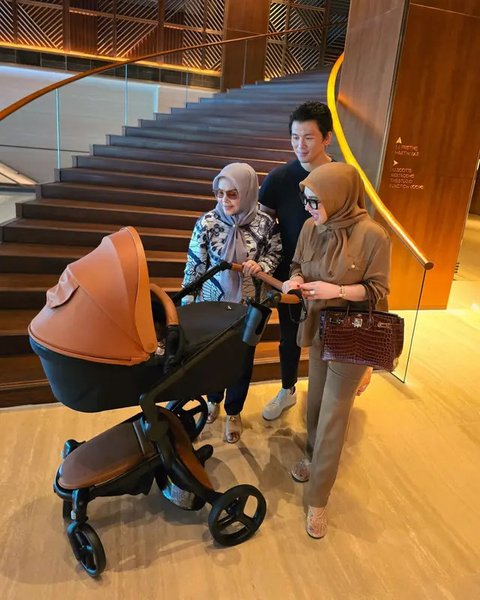 Momen Syahrini dan Sang Suami Mengajak Baby R Jalan-jalan di Singapura