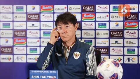 Pelatih kepala Timnas Australia, Graham Arnold menghadiri konferensi pers jelang laga kualifikasi Piala Dunia 2026 menghadapi Indonesia di Ruang Konferensi Pers Stadion Utama Gelora Bung K