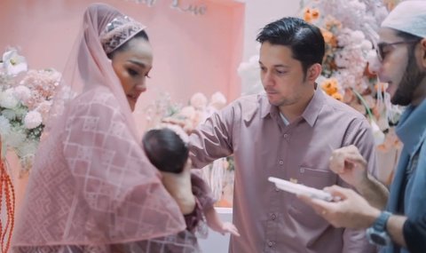 Potret Tengku Dewi & Andrew Andika Harmonis di Acara Aqiqah Zeya, Gelar Pesta Mewah Bernuansa Serba Pink<br>