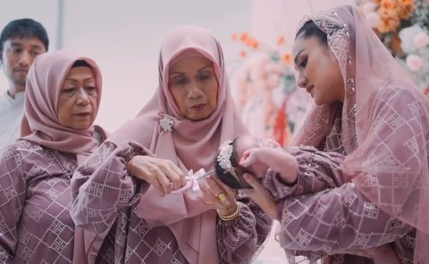 Potret Tengku Dewi & Andrew Andika Harmonis di Acara Aqiqah Zeya, Gelar Pesta Mewah Bernuansa Serba Pink