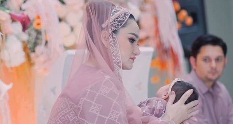 Potret Tengku Dewi & Andrew Andika Harmonis di Acara Aqiqah Zeya, Gelar Pesta Mewah Bernuansa Serba Pink