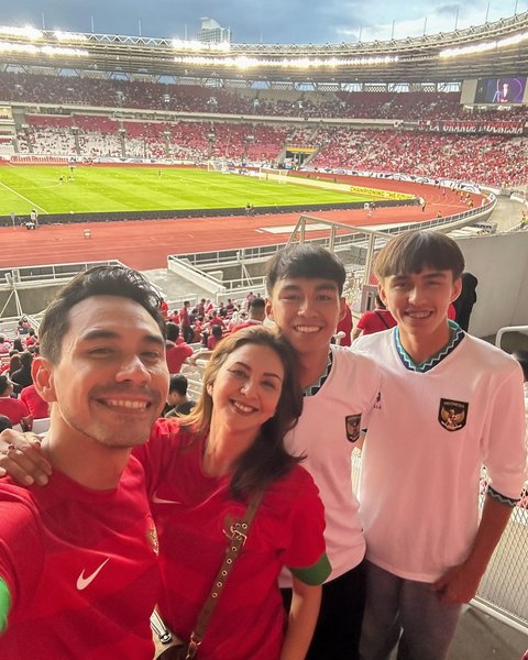 Potret Deretan Artis Indonesia Nonton Timnas Indonesia Vs Australia di GBK, Ada Rafathar Anak Raffi Ahmad