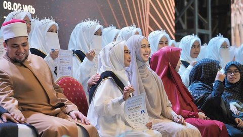 Dr. Shindy Putri, adik Oki Setiana Dewi yang sedang berbadan dua, juga turut hadir dalam momen membanggakan untuk mendampingi sang bunda.<br><br>