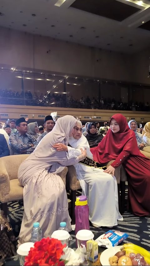 Sayangnya, si bungsu Ria Ricis tidak tampak dalam momen spesial wisuda ibundanya kali ini.<br><br>