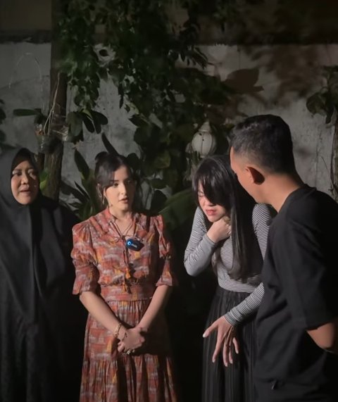 Dalam beberapa foto, Tasya Farasya tampak ikut melakukan penelusuran di rumahnya sendiri. Penggemar semakin tidak sabar melihat bagaimana Tasya berkomunikasi dengan sosok-sosok tak kasat mata di kediamannya.<br><br>