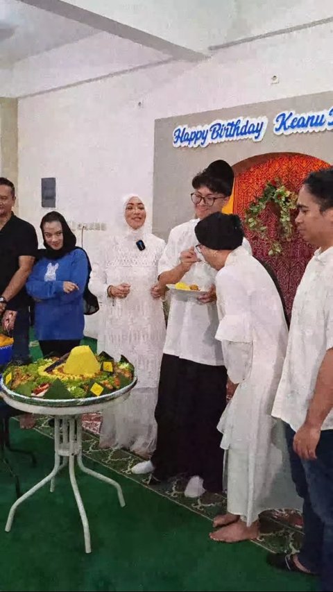 Di hari ulang tahunnya, Keanu Massaid melaksanakan prosesi potong tumpeng secara simbolis, dengan suapan pertama diberikan kepada ibunya, Angelina Sondakh.<br><br>