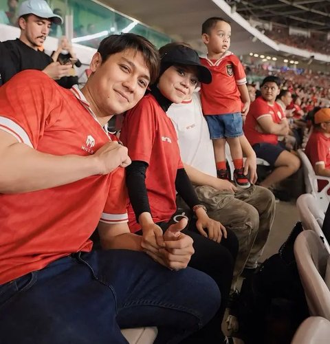 Artis Nonton Indonesia Vs Australia. (Sumber: Instagram/elelrumi/lestikejora)