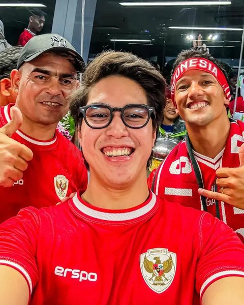 Artis Nonton Indonesia Vs Australia. (Sumber: Instagram/elelrumi/lestikejora)