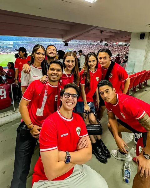 Artis Nonton Indonesia Vs Australia. (Sumber: Instagram/elelrumi/lestikejora)