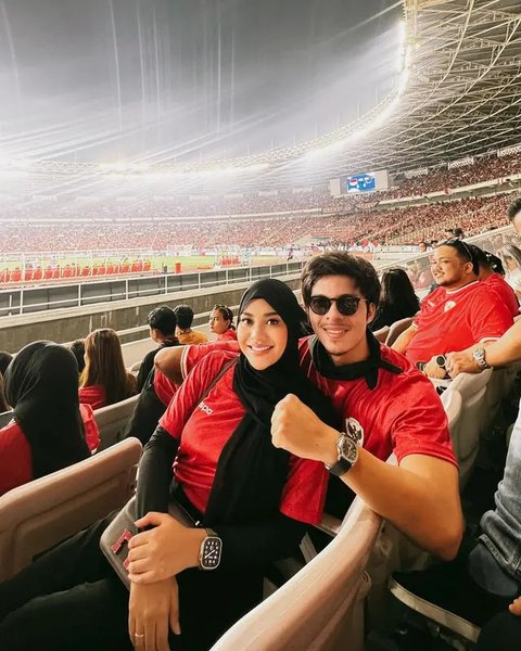 Artis Nonton Indonesia Vs Australia. (Sumber: Instagram/elelrumi/lestikejora)