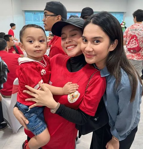 Artis Nonton Indonesia Vs Australia. (Sumber: Instagram/elelrumi/lestikejora)