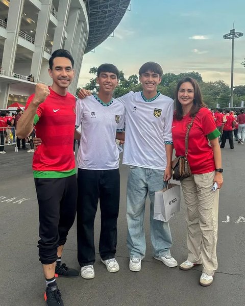 Artis Nonton Indonesia Vs Australia. (Sumber: Instagram/elelrumi/lestikejora)