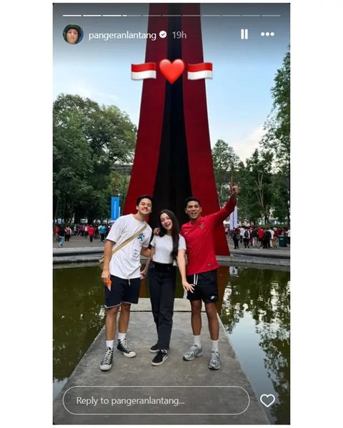 Artis Nonton Indonesia Vs Australia. (Sumber: Instagram/elelrumi/lestikejora)