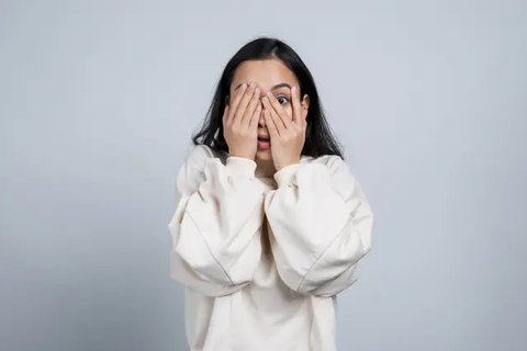 Ilustrasi nonton film horor. (Photo by cottonbro: https://www.pexels.com/photo/photo-of-a