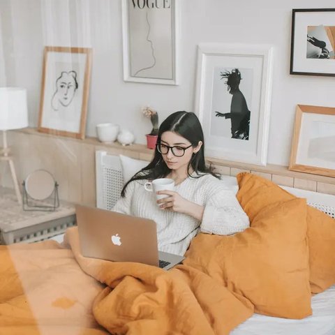 Ilustrasi nonton film horor. (Photo by cottonbro: https://www.pexels.com/photo/photo-of-a
