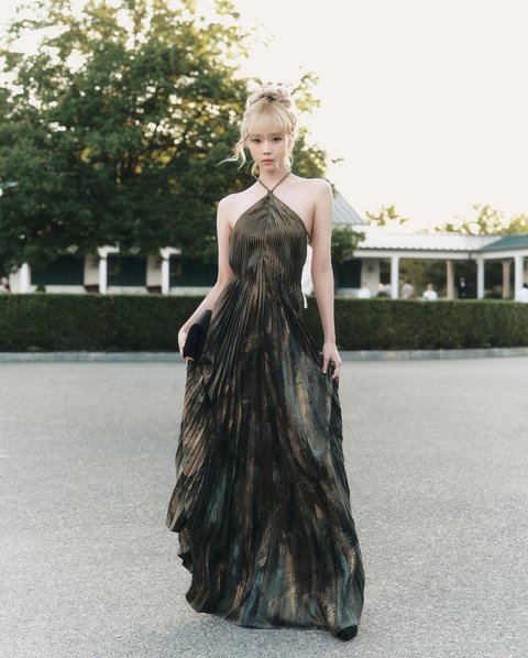 Cantiknya Kelewatan, Potret Winter Aespa Pakai Backless Dress Hadiri The World of Ralph Lauren Spring 2025