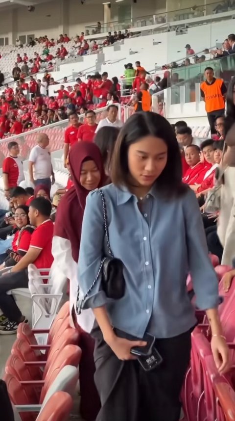 Zize datang bersama keluarganya dan tampil cantik dengan outfit kasual. Berbeda dari pertandingan-pertandingan sebelumnya, kali ini Zize tidak mengenakan atribut Timnas Indonesia.<br>