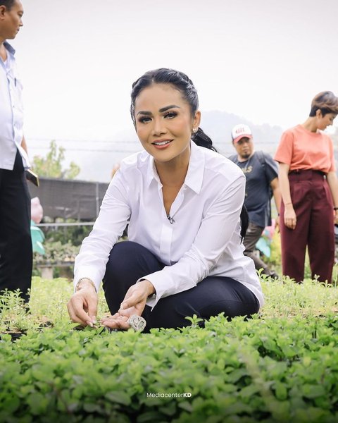 Potret Kris Dayanti Blusukan ke Pasar & Grebek Tahlilan Warga di Batu, Berkemeja Putih Tetap Stunning