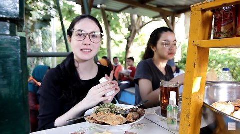 9 Foto Kegiatan Sehari-hari Arumi Bachsin yang Sangat 'Emak-Emak Indonesia', Dari Ikut Arisan Hingga Berbelanja di Pasar Tradisional