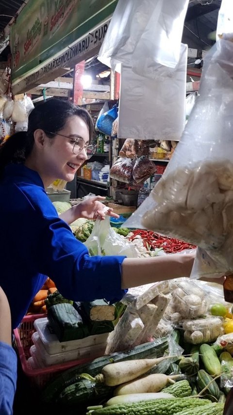 9 Foto Kegiatan Sehari-hari Arumi Bachsin yang Sangat 'Emak-Emak Indonesia', Dari Ikut Arisan Hingga Berbelanja di Pasar Tradisional