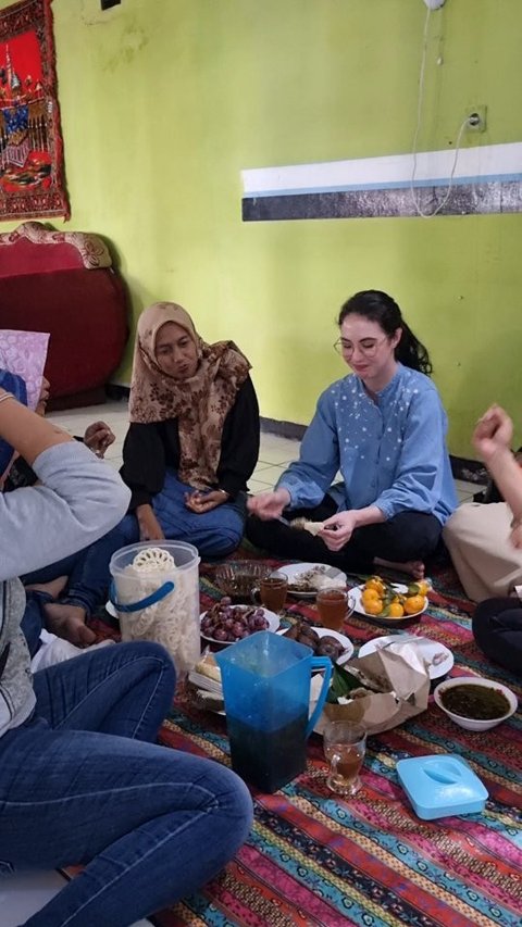 9 Foto Kegiatan Sehari-hari Arumi Bachsin yang Sangat 'Emak-Emak Indonesia', Dari Ikut Arisan Hingga Berbelanja di Pasar Tradisional