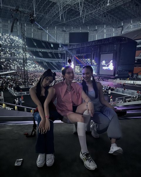 10 Foto Fuji Menyaksikan Konser Bruno Mars Bersama Teman Dekat, Tampil Menawan dengan Pakaian Merah - Terlihat Semakin Ceria