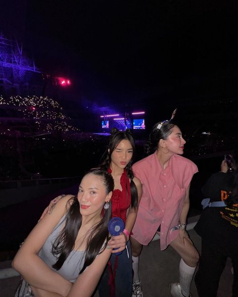 10 Foto Fuji Menyaksikan Konser Bruno Mars Bersama Teman Dekat, Tampil Menawan dengan Pakaian Merah - Terlihat Semakin Ceria