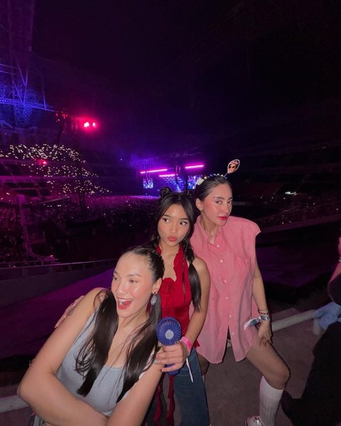 8 Potret Cantik Fuji saat Nonton Konser Bruno Mars di Jakarta, Kompak Banget Bareng Bestie