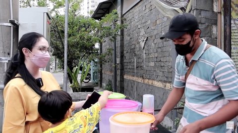 9 Potret Keseharian Arumi Bachsin yang 'Emak-Emak Indonesia' Banget, Ikut Arisan Hingga Belanja ke Pasar Tradisional