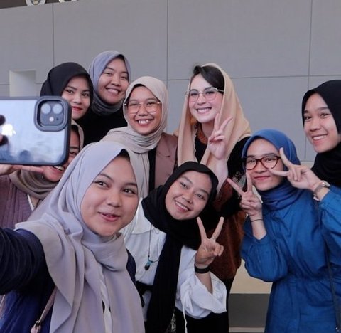 Wanita berusia 30 tahun ini dikenal dengan keramahannya terhadap masyarakat dan tidak bisa menolak ajakan selfie. Arumi Bachsin gemar ber-selfie seperti ibu-ibu pada umumnya.<br>