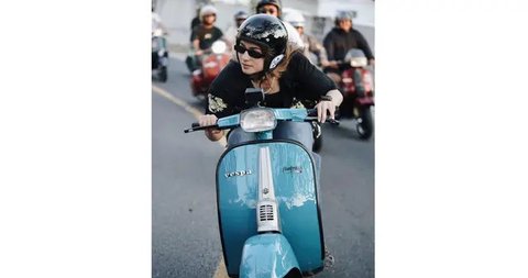 Potret Sintya Marisca Kendarai Vespa (Sumber: Instagram/sintyamarisca)