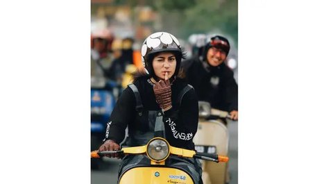 Potret Sintya Marisca Kendarai Vespa (Sumber: Instagram/sintyamarisca)